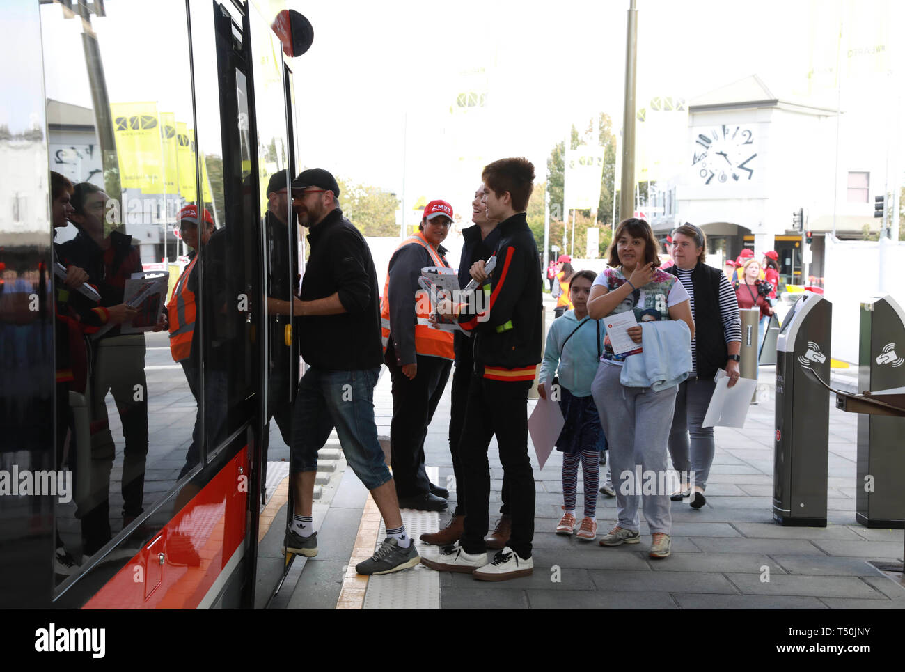 (190420) -- CANBERRA, 20 aprile 2019 (Xinhua) -- la gente in attesa a bordo di un treno in corrispondenza del luogo Gungahlin stazione di Canberra, Australia, il 20 aprile 2019. Il tanto atteso light rail in la capitale dell'Australia Canberra aperto al pubblico sabato. Collegamento Gungahlin posto a nord e Alinga Street nel centro della città, il percorso si estende per circa 12 chilometri, con 13 fermate. Il tragitto dura 24 minuti. La manifestazione ha coinciso con le vacanze di Pasqua. Molti residenti sono andato per un esperienza di equitazione e ha preso le foto con il treno. (Xinhua/Chu Chen) Foto Stock