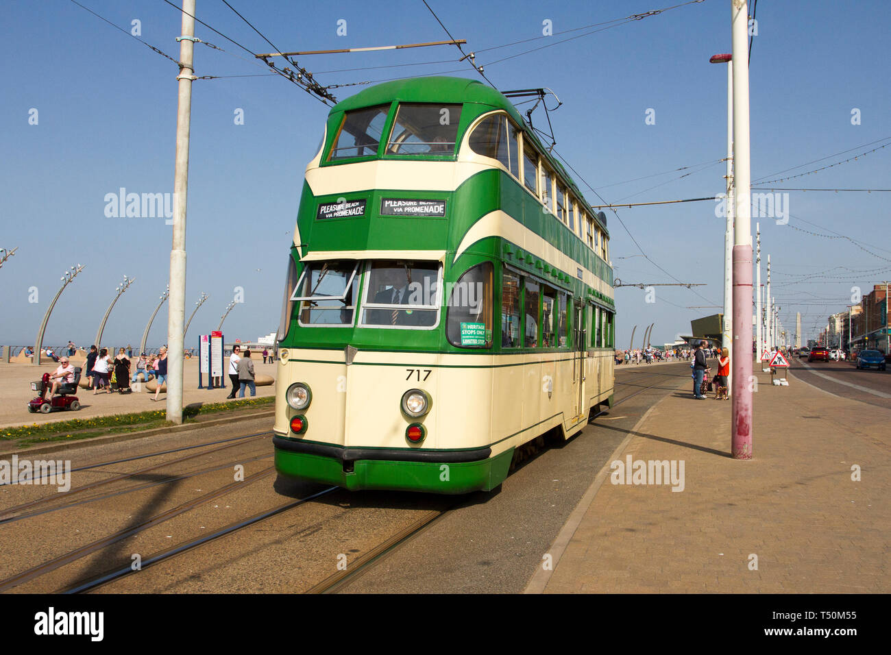 Blackpool, Lancashire. 19 Aprile, 2019. Regno Unito Meteo. Condizioni di caldo continuare come tram del patrimonio del passato i passeggeri del traghetto lungo la passeggiata sul lungomare. Il palloncino 717 di 1935 - Blackpool patrimonio Tour in tram. Credito: MediaWorldImages/Alamy Live News Foto Stock