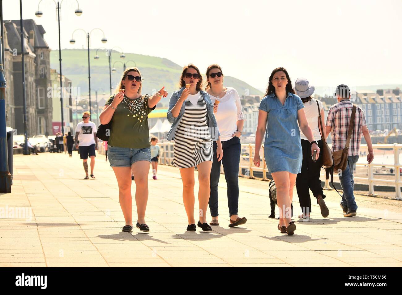 Aberystwyth Ceredigion Wales UK, Sabato di Pasqua 20 aprile 2019. Persone in Aberystwyth Wales al mare godendo una giornata di soaring temperature, come il paese gode del caldo gloriosamente la banca di Pasqua Meteo Vacanze. La temperatura sono previsioni meteo per colpire 26 Celsius e luoghi di questo fine settimana. Photo credit: keith morris/Alamy Live News Foto Stock