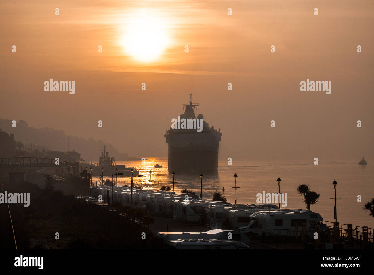 Cobh, Cork, Irlanda. Xx Aprile, 2019. Crociera Saga Sapphire arriva a Cobh, Co. Cork appena dopo il sunrise per una breve visita alla città costiera. Credito: David Creedon/Alamy Live News Foto Stock