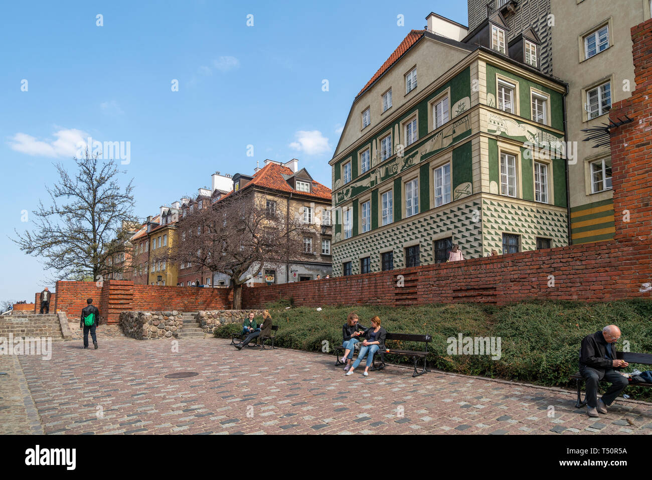 Varsavia, Polonia. Aprile, 2018. Alcune persone sedute sulle panchine lungo i bastioni delle mura nella città vecchia Foto Stock