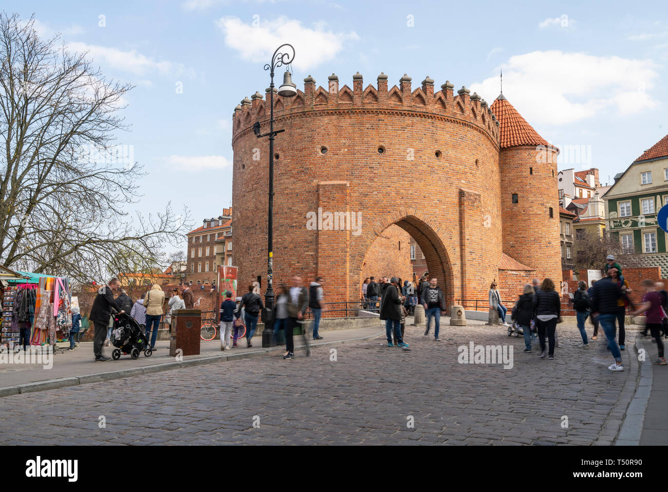 Varsavia, Polonia. Aprile, 2018. Il Barbican, la struttura medievale nel centro storico della città Foto Stock