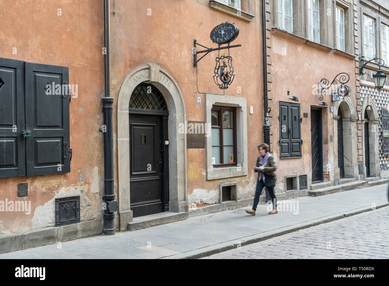 Varsavia, Polonia. Aprile, 2018. La porta di ingresso del Museo della Farmacia nella città vecchia Foto Stock
