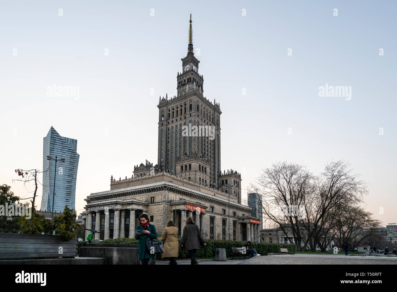 Varsavia, Polonia. Aprile, 2019. Una veduta del Palazzo della Cultura e della scienza al tramonto Foto Stock