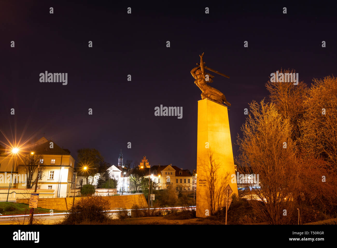 Varsavia, Polonia. Aprile, 2018. Il monumento agli eroi di Varsavia chiamato anche Nike di notte Foto Stock