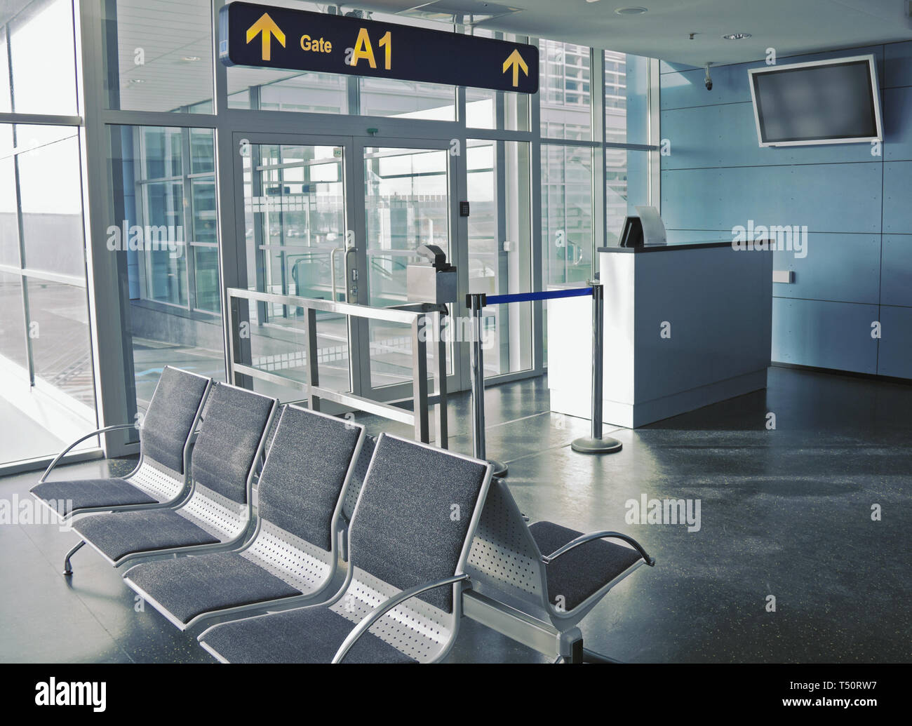 Chiuso gate di imbarco con sede vuota in aeroporto, real indoor terminale di partenza foto con n. di persone Foto Stock