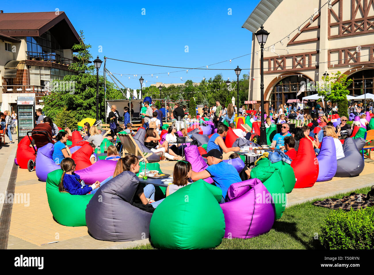 Dnepr city, Ucraina. Maggio 28, 2018. Persone appoggiano sui colori sedie durante il festival di cibo in primavera, d'estate. Poltrona sacchetto. Dnepropetrovsk Foto Stock