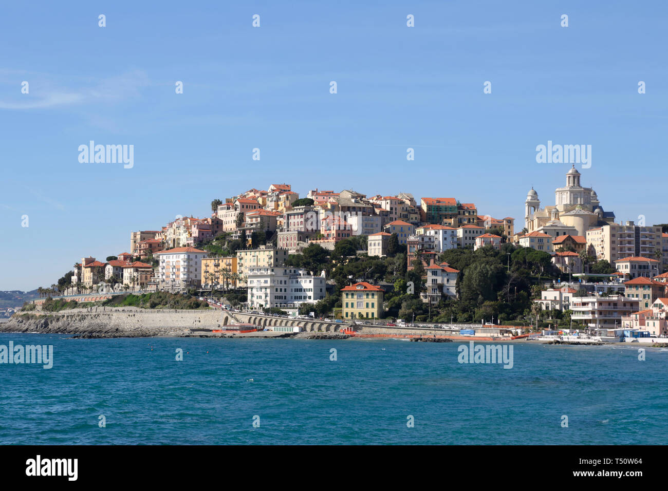 Imperia Porto Maurizio città e il mare in una soleggiata giornata estiva in Liguria, Italia Foto Stock
