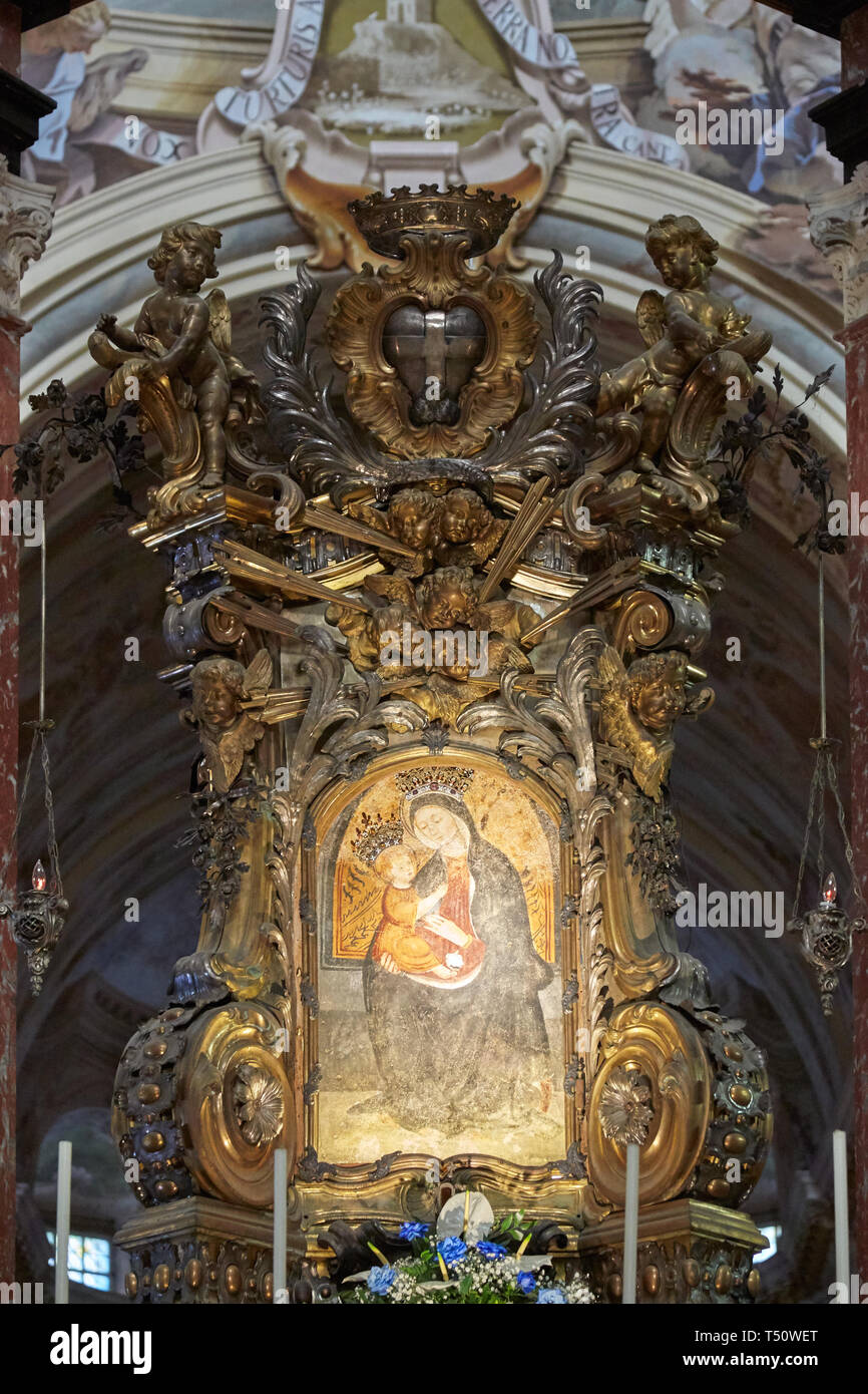 Vicoforte, Italia - Agosto 17, 2016: Santuario di Vicoforte, Maria Vergine miracolosa icona circondato dagli angeli sculture barocche in Piemonte, Italia Foto Stock