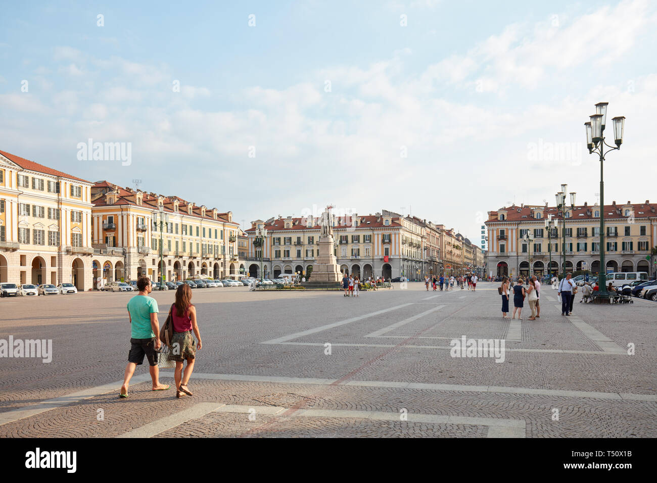 CUNEO, Italia - 13 agosto 2015: piazza Galimberti con l uomo e la donna a camminare in una soleggiata giornata estiva, cielo blu in Cuneo, Italia. Foto Stock