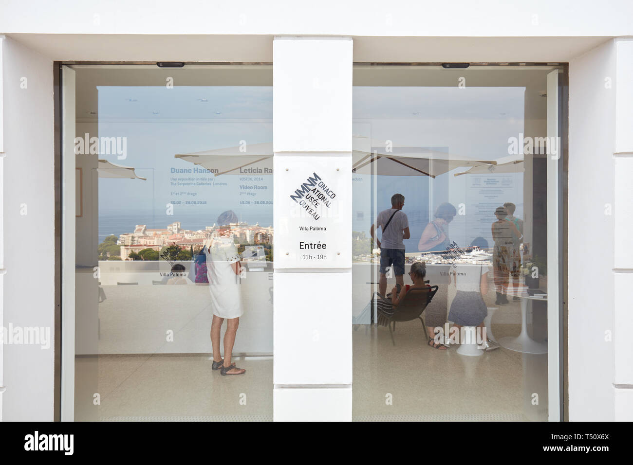 MONTE CARLO, Monaco - Agosto 20, 2016: Villa Paloma museo d' arte contemporanea entrata con porte di vetro in una soleggiata giornata estiva in Monte Carlo, Monaco. Foto Stock