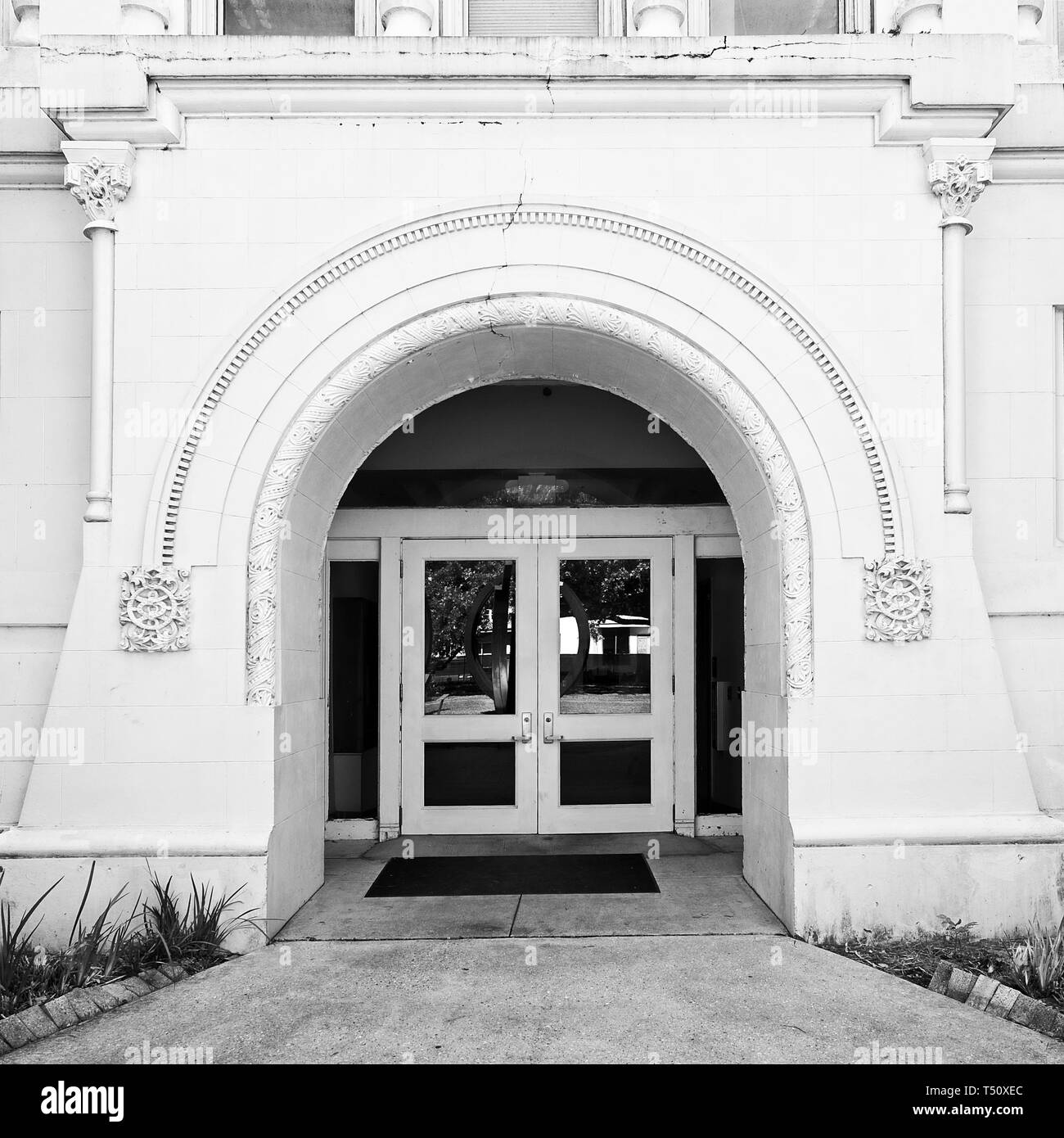 New Orleans, LA STATI UNITI D'AMERICA - 05-08-2018 - Arch entrata nella costruzione in B&W Foto Stock