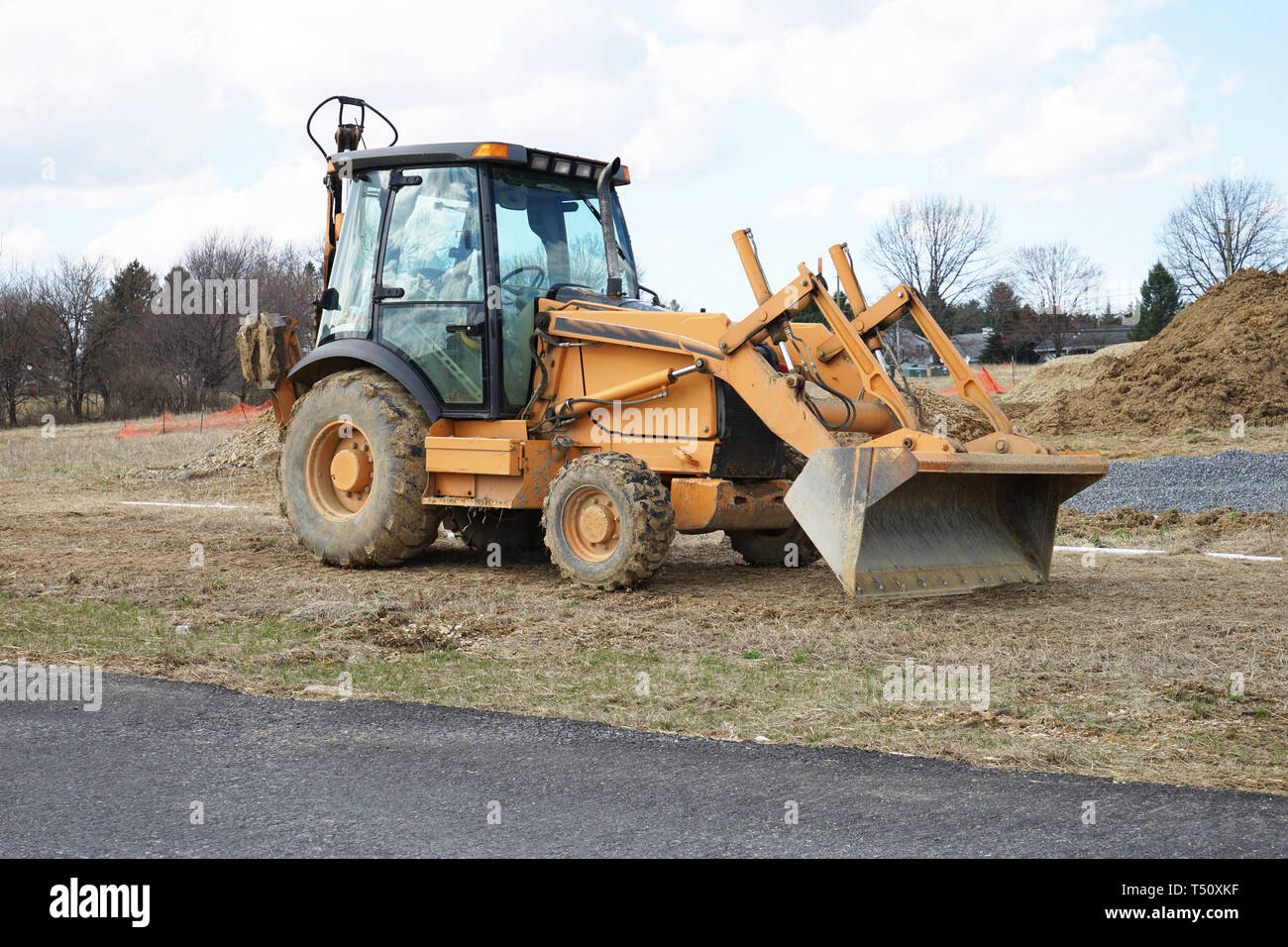 Un caricatore a estremità anteriore è inattiva nei pressi di un sito in costruzione. Foto Stock