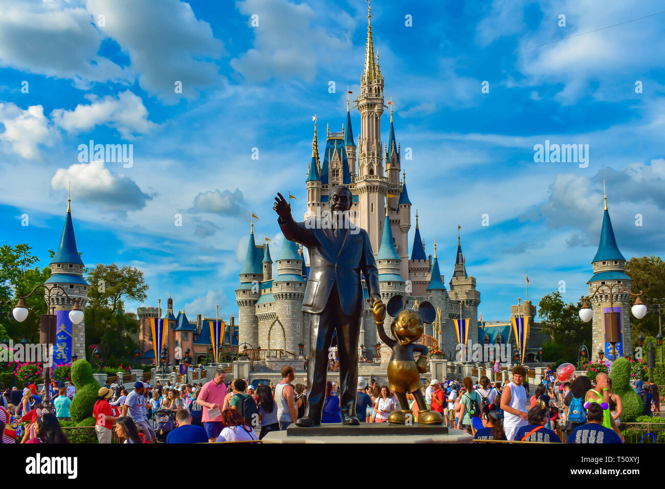 Orlando, Florida. Marzo 19, 2019. Vista del partner statua questa statua di Walt Disney e Mickey Mouse è posizionato nella parte anteriore del Castello di Cenerentola in Foto Stock