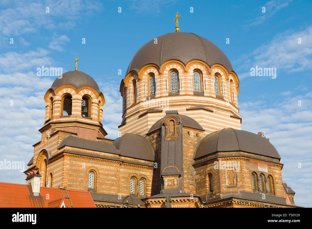 Cupola della Cattedrale di Signore Revival close up nella giornata di sole. Narva, Estonia Foto Stock