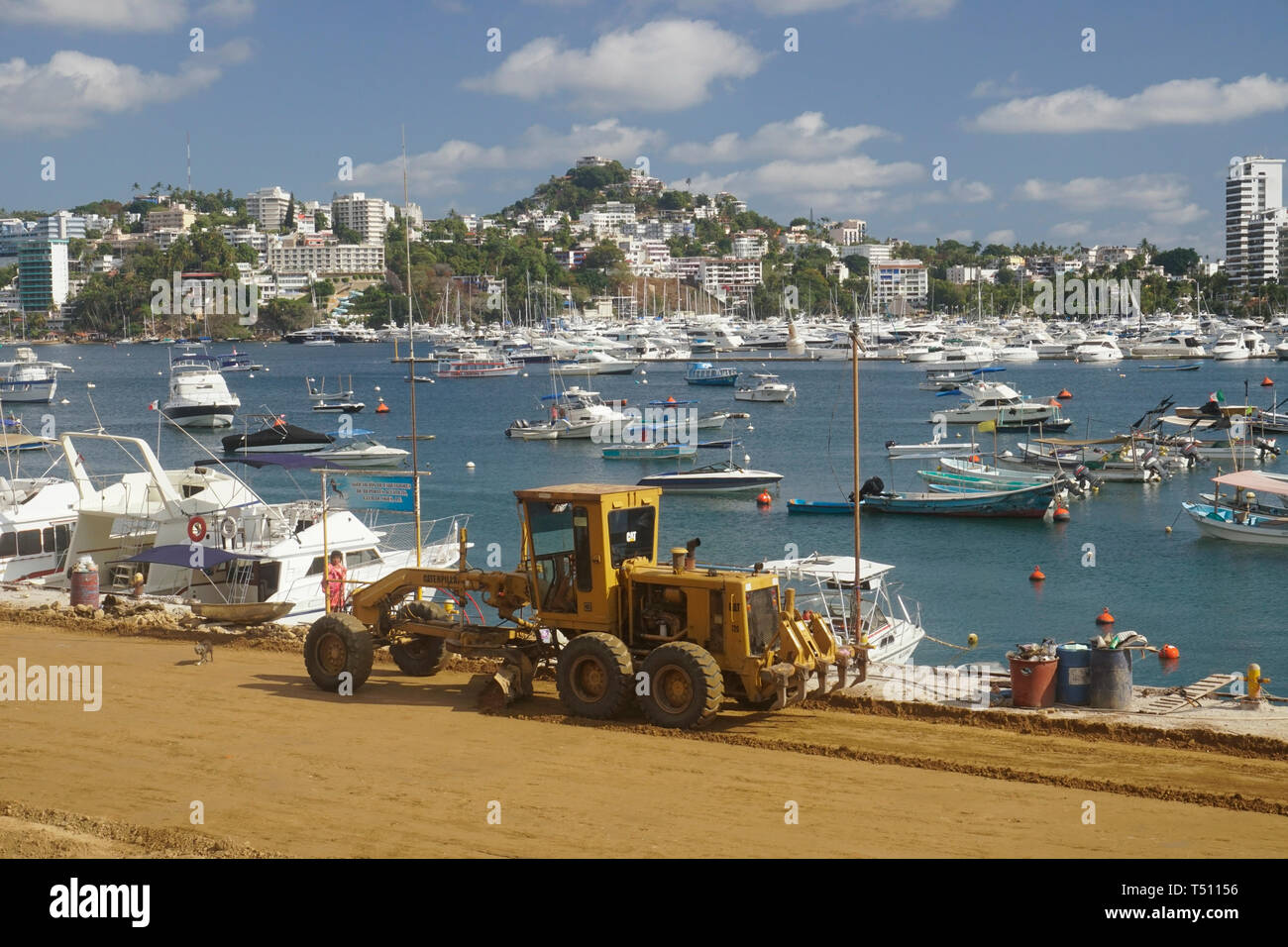 Nuova passerella in costruzione, Paseo del Pescador, lungo la Baia di Acapulco e Playa Manzanillo. Operai edili messicani ad Acapulco, Messico Foto Stock