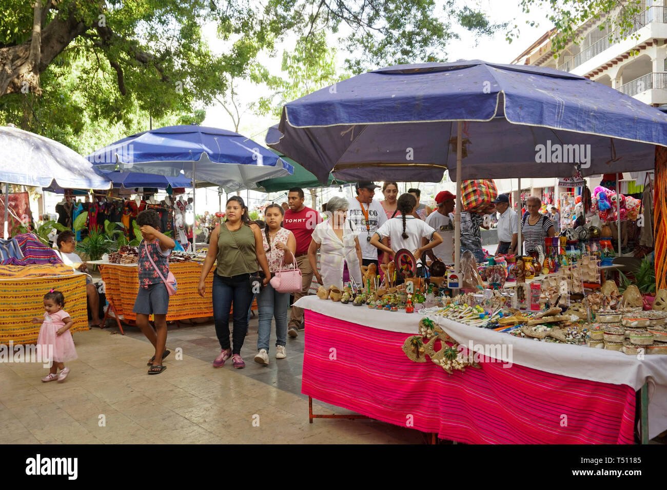 Gli elementi turistici e negozio di souvenir in vendita in La Plaza Alvarez (Zocalo), Acapulco, Messico. Foto Stock