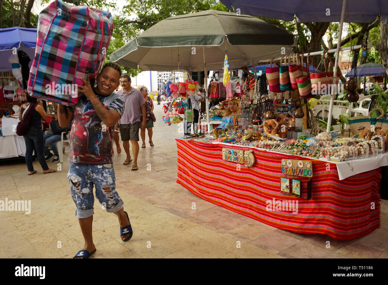 Gli elementi turistici e negozio di souvenir in vendita in La Plaza Alvarez (Zocalo), Acapulco, Messico. Foto Stock