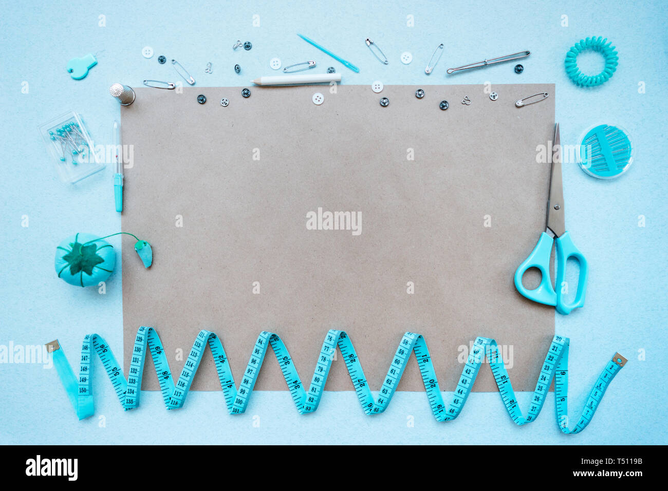 Kit di cucitura su uno sfondo blu. Vista da sopra Foto Stock