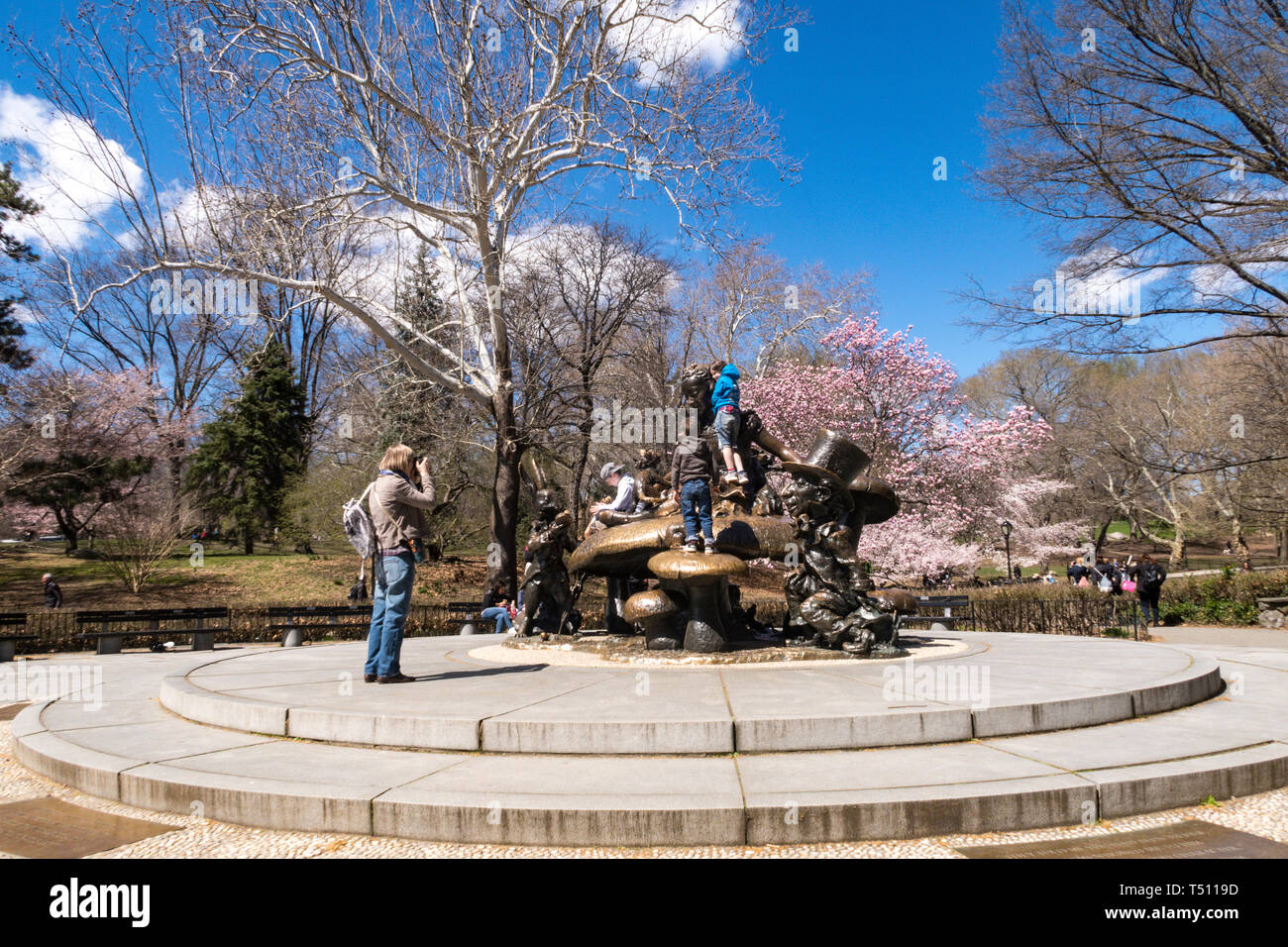 Alice nel Paese delle Meraviglie scultura è incorniciato da alberi a molla, al Central Park di New York, Stati Uniti d'America Foto Stock