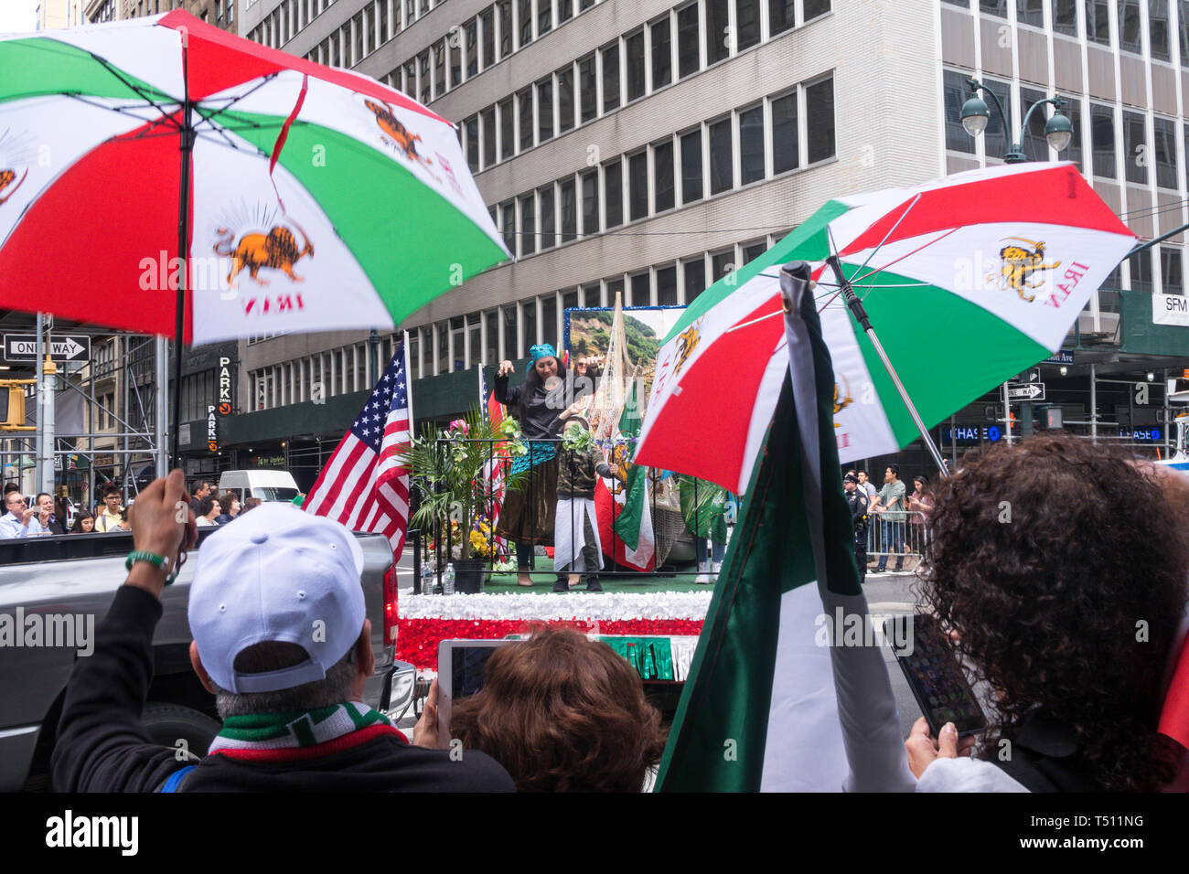 Il persiano di cultura e di storia è stato sul display dalla bandiera sventola la folla lungo Madison Avenue. La parata celebra l'inizio dell'persiano di Nuovo Anno, N Foto Stock