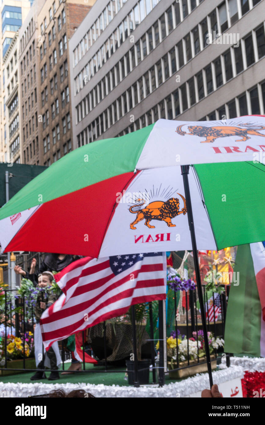 Il persiano di cultura e di storia è stato sul display dalla bandiera sventola la folla lungo Madison Avenue. La parata celebra l'inizio dell'persiano di Nuovo Anno, N Foto Stock
