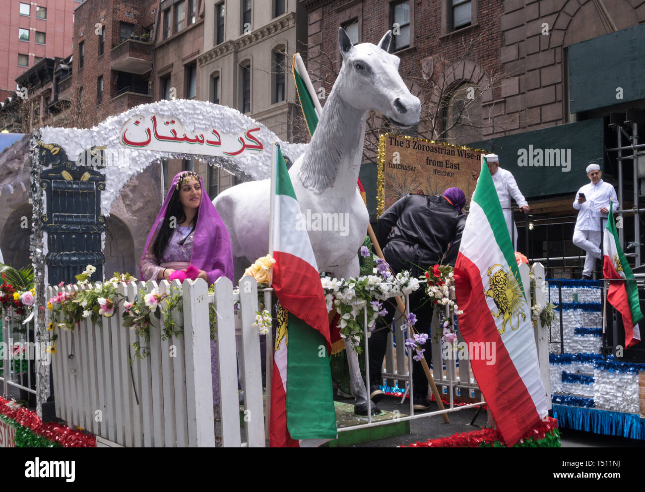 Il persiano di cultura e di storia è stato sul display dalla bandiera sventola la folla lungo Madison Avenue. La parata celebra l'inizio dell'persiano di Nuovo Anno, N Foto Stock