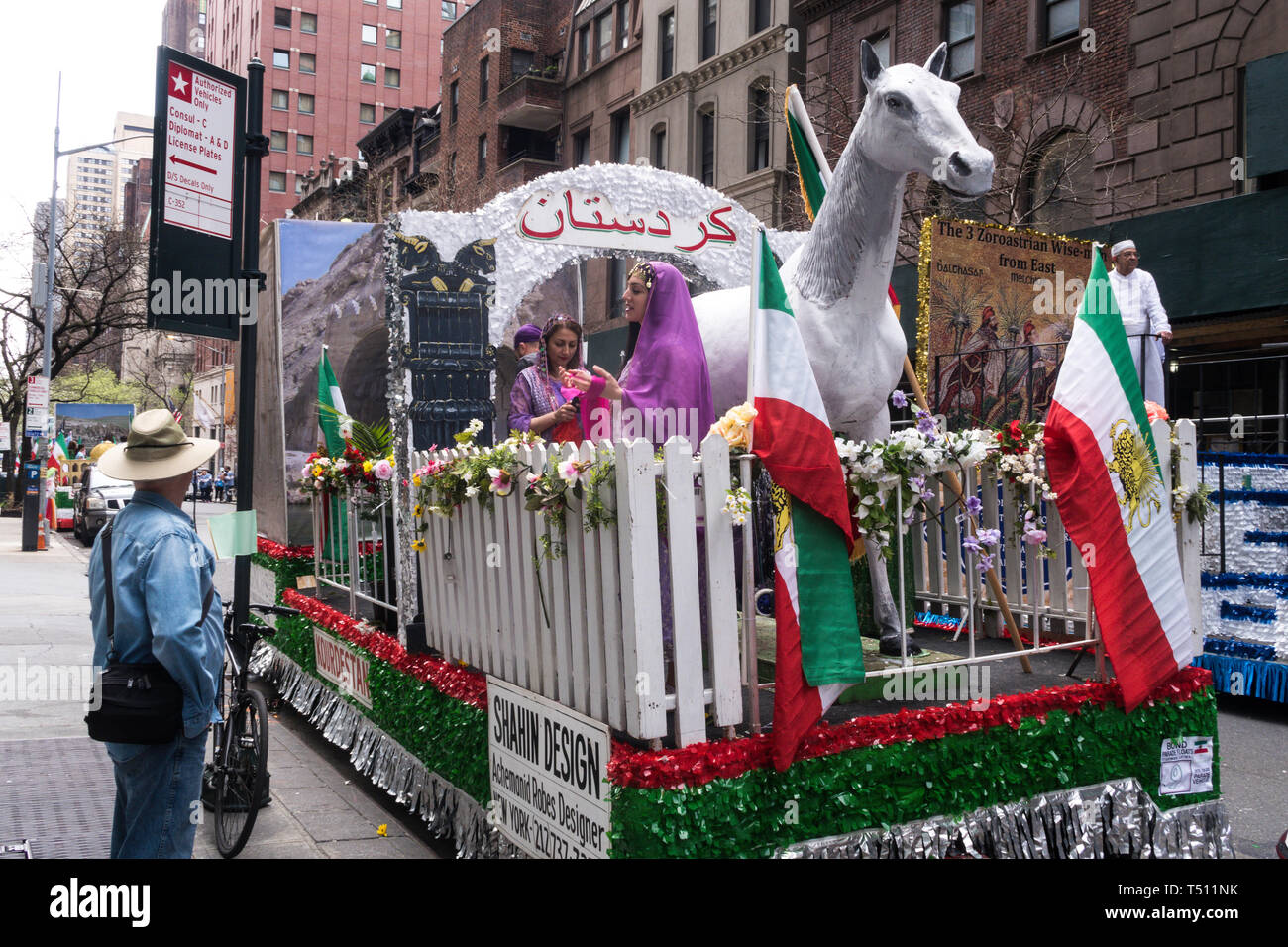 Il persiano di cultura e di storia è stato sul display dalla bandiera sventola la folla lungo Madison Avenue. La parata celebra l'inizio dell'persiano di Nuovo Anno, N Foto Stock