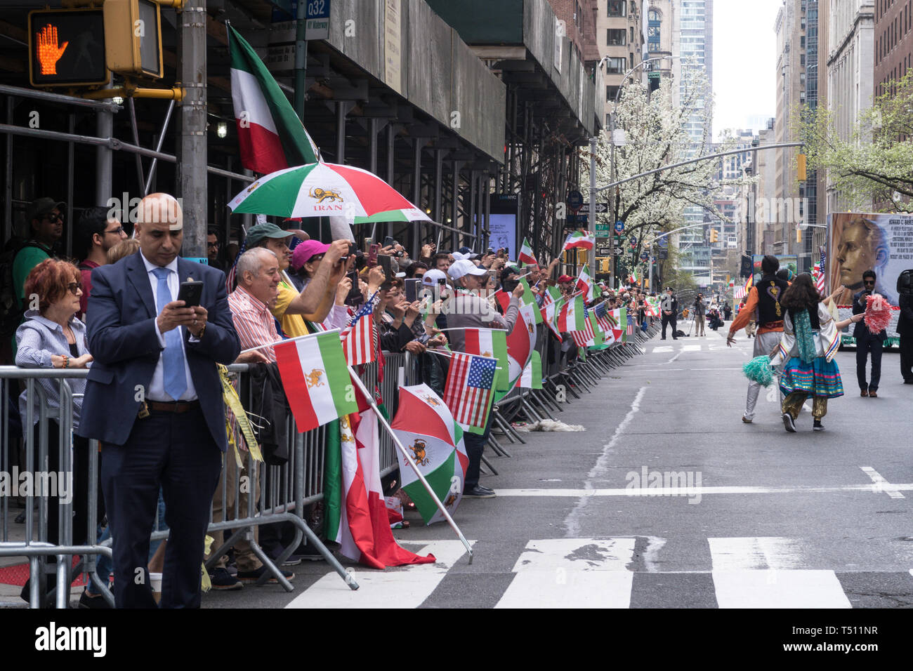 Il persiano di cultura e di storia è stato sul display dalla bandiera sventola la folla lungo Madison Avenue. La parata celebra l'inizio dell'persiano di Nuovo Anno, N Foto Stock