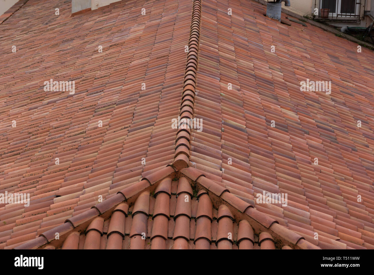 Santander, Spagna - 04 05 2019: Close up tails roof top presso la stazione ferroviaria Foto Stock