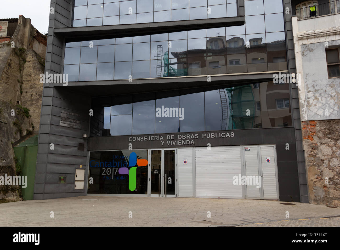 Santander, Spagna - 04 05 2019: Entrata di Cantabria è la somministrazione di alloggiamento dell'edificio (Consejeria de Obras Publicas y vivienda) Foto Stock