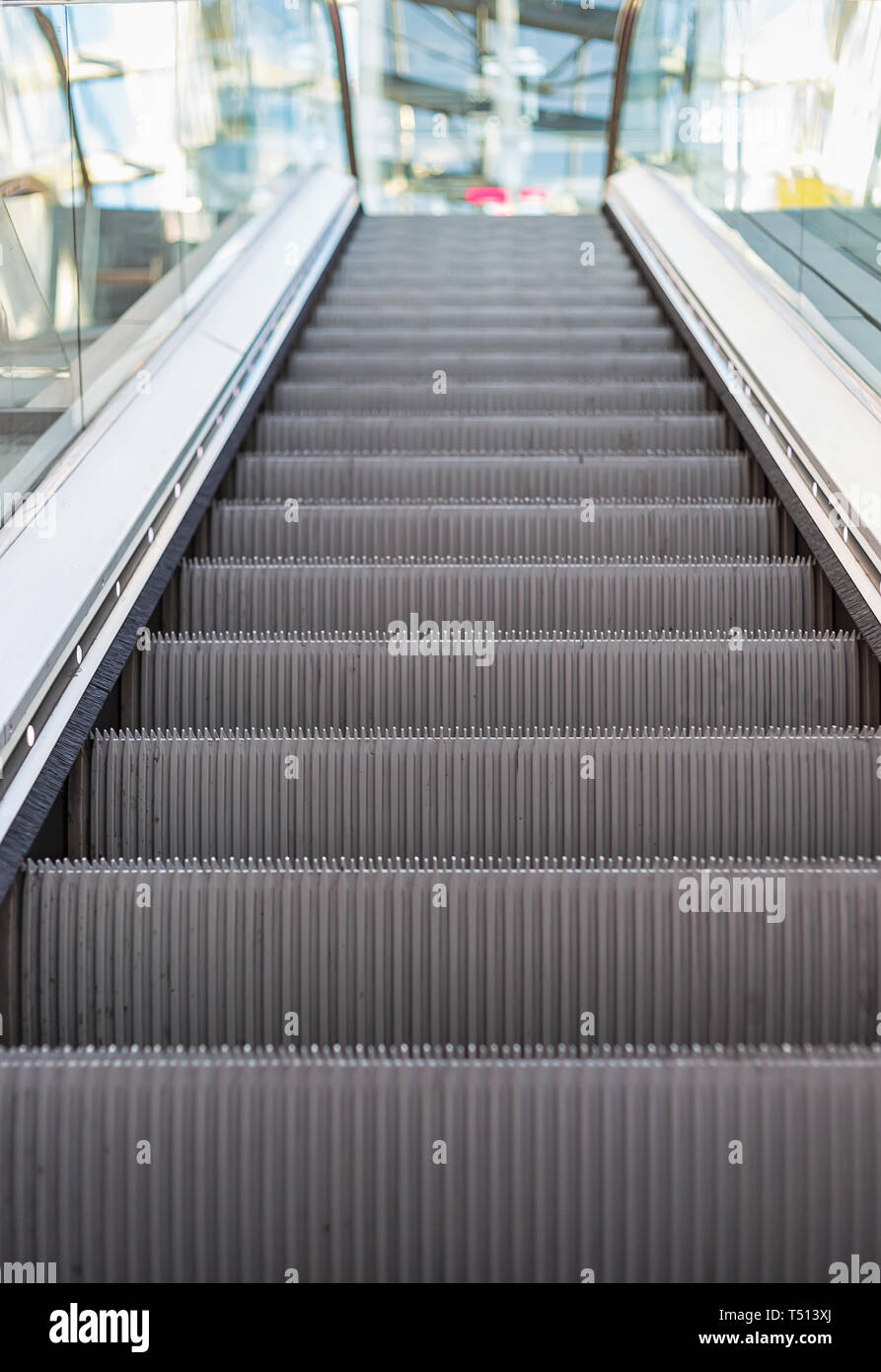 Svuotare escalator in prospettiva dall'alto verso il basso Foto Stock