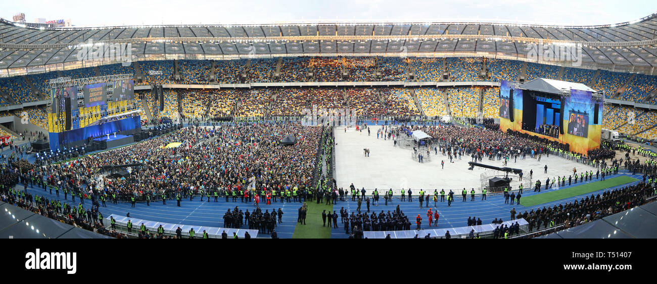 Kiev, Ucraina - 19 Aprile 2019: vista panoramica della NSC Olimpiyskiy stadium di Kiev Ucraina durante il dibattito presidenziale dell attuale Presidente dell'Ucraina Foto Stock