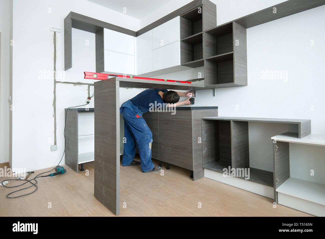 SAINT-Petersburg, Russia - 26 febbraio 2018: installazione di mobili da cucina in un nuovo appartamento piccolo Foto Stock