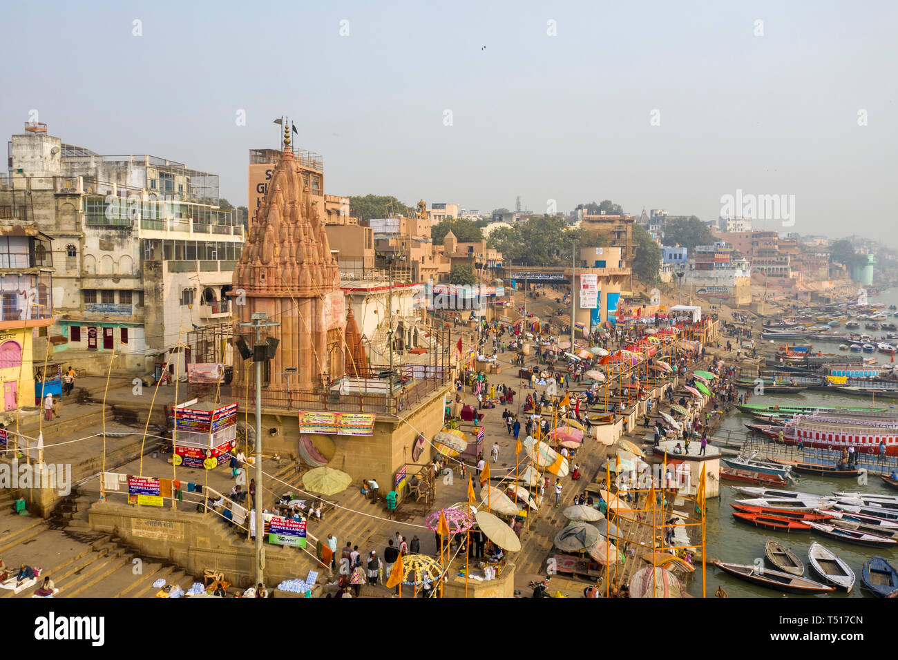 India, Uttar Pradesh, Varanasi, Fiume Gange e la storica Ghats Foto Stock