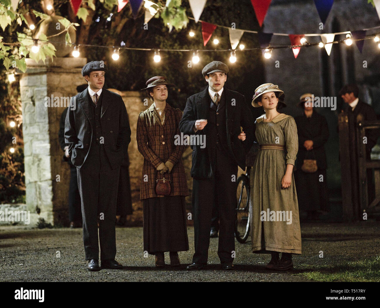 SOPHIE MCSHERA , THOMAS HOWES , ROB JAMES-COLLIER E ROSE LESLIE in CAVENDISH ABBEY (2010). Stagione 1 Episodie 4. Credito: Carnevale film / Album Foto Stock