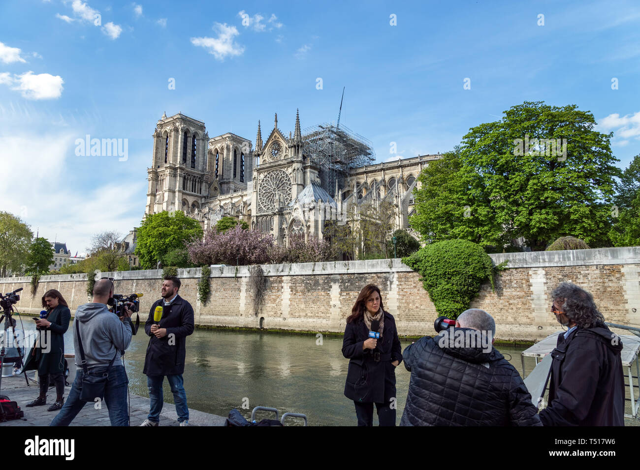 Mondo medias davanti alla Cattedrale di Notre Dame de Paris dopo l'incendio Foto Stock