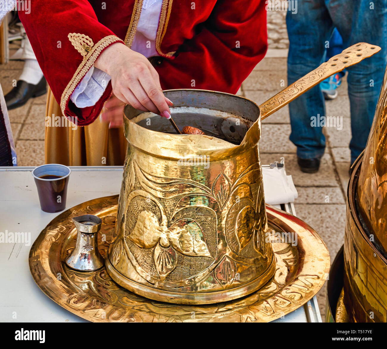 Serve caffè Bosniaco dal grande dzezva Foto Stock