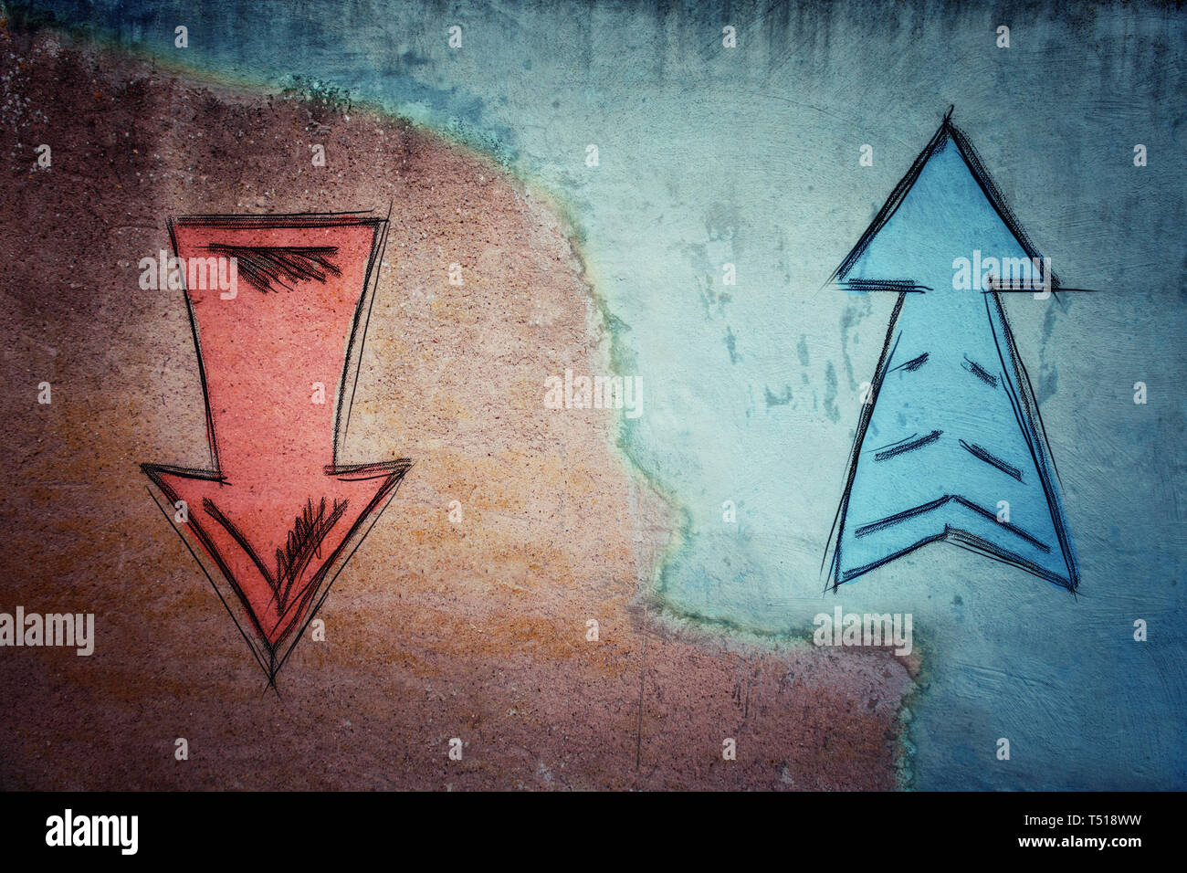 Split parete in cemento incrinato nel medio e frecce di andare in due modi diversi su rosso e blu lato. La corretta scelta tra su e giù, guasto o Foto Stock