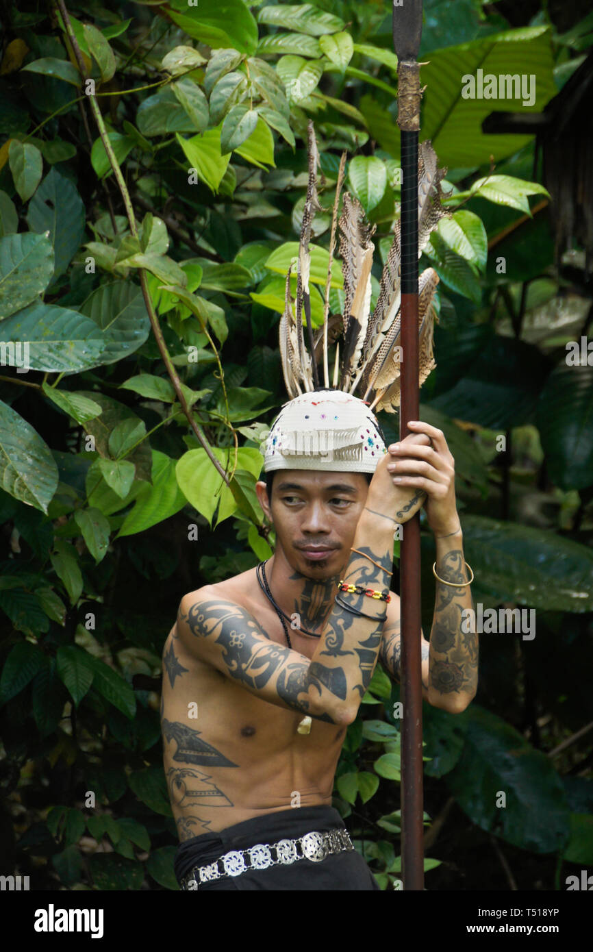 Tatuato Penan uomo tribale con lancia Sarawak Villaggio Culturale, Kuching, Sarawak (Borneo), Malaysia Foto Stock