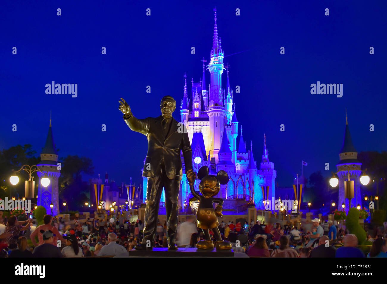 Orlando, Florida. Marzo 19, 2019.Vista dei partner statua questa statua di Walt Disney e Mickey Mouse è posizionato nella parte anteriore della cenerentola illuminato Foto Stock