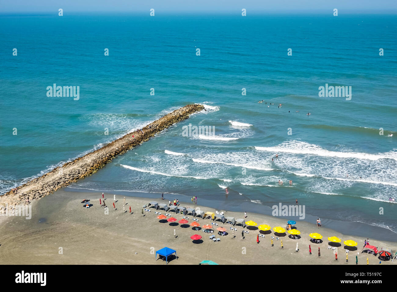 Cartagena Colombia,Bocagrande,Caribbean Sea spiaggia pubblica,acqua di sabbia,molo,onde,noleggio ombrelloni,residenti ispanici,COL190123006 Foto Stock