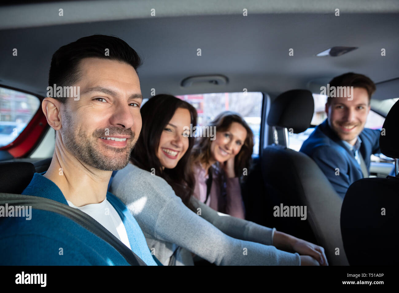 Gruppo di happy amici divertendosi in auto Foto Stock