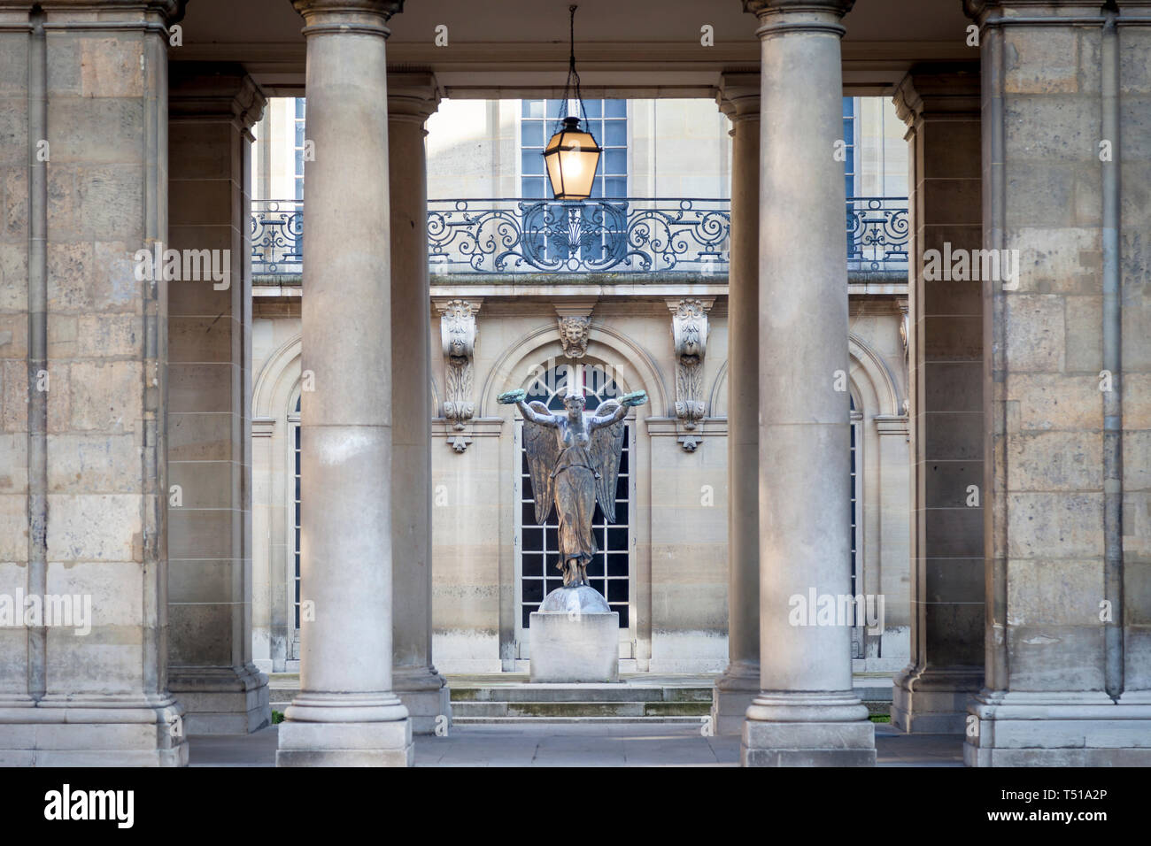 La vittoria di statue allegoriche sul cortile interno dell'Hotel Carnavalet - ora il Museo della Storia Francese, Les Marais, Parigi Francia Foto Stock