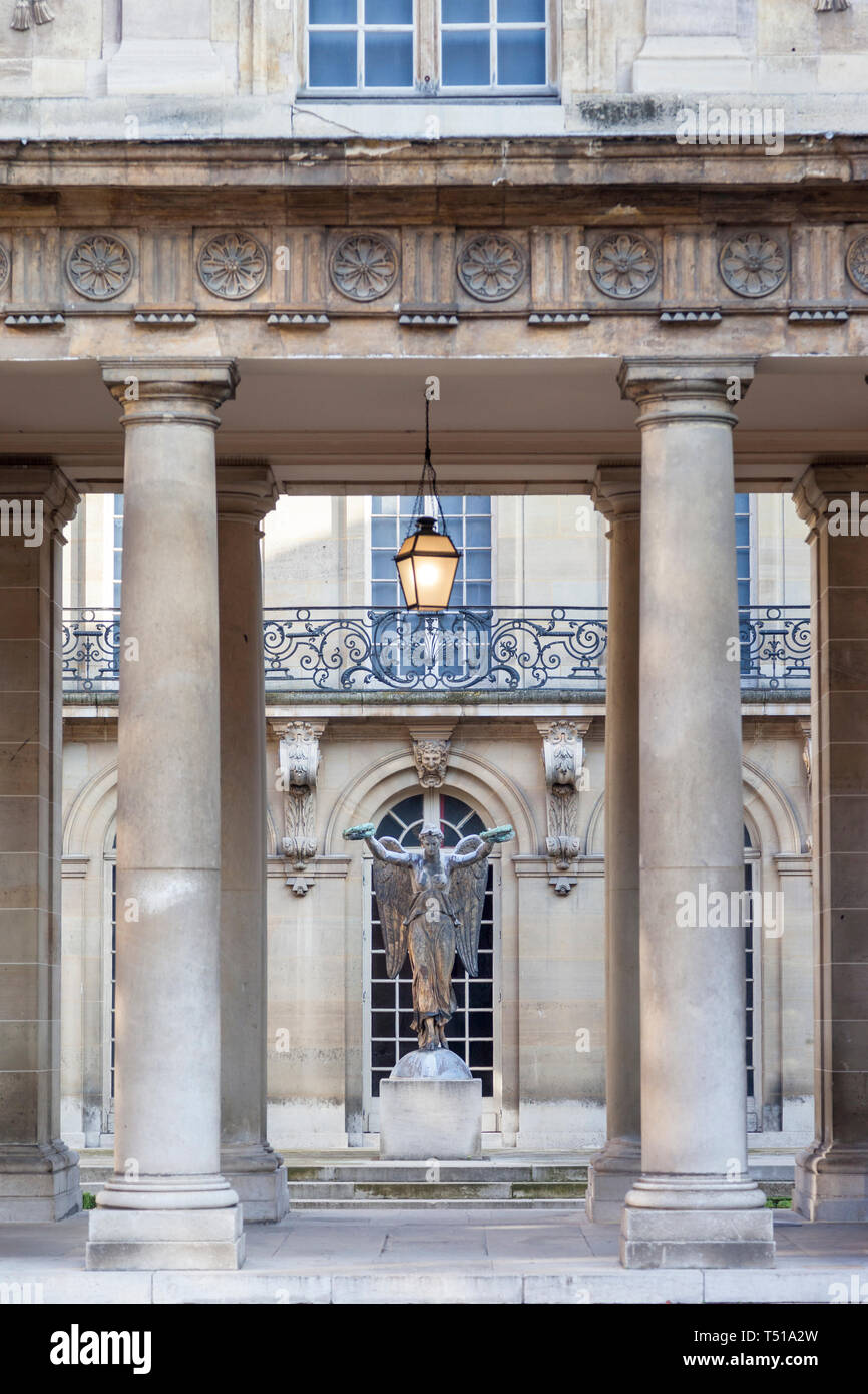 La vittoria di statue allegoriche sul cortile interno dell'Hotel Carnavalet - ora il Museo della Storia Francese, Les Marais, Parigi Francia Foto Stock