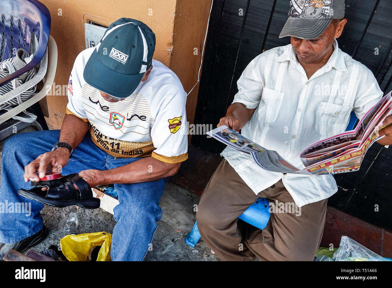 Cartagena Colombia,lustrascarpe,boot lucider,occupazione,Latino latino ispanico immigranti etnici minoranza,residenti residenti,adulti adulti uomo m Foto Stock