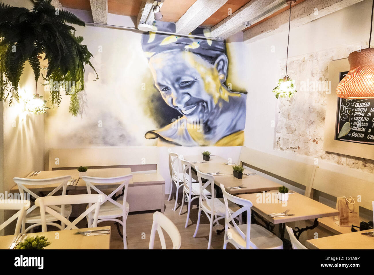 Cartagena Colombia, Aji Dulce, ristorante ristoranti cibo mangiare fuori cafe cafe bistrot, panetteria, interno, pasti informali, tavoli, vuoto, Wall mu Foto Stock