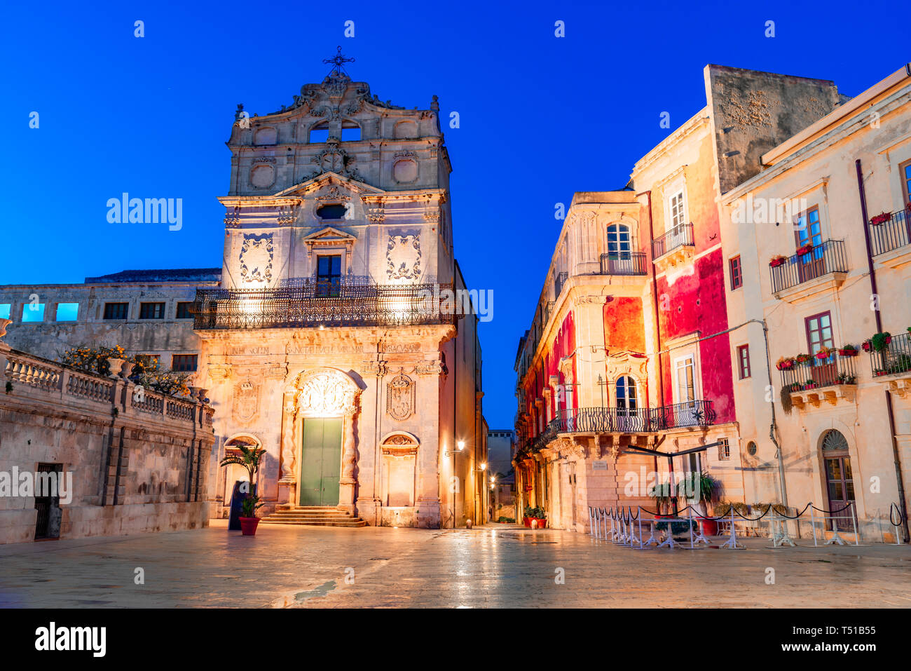 Siracusa, Sicilia Isola, Italia: vista notturna della Chiesa con il Seppellimento di Santa Lucia, Ortigia, Syracuseon l'isola di Sicilia, Italia Foto Stock