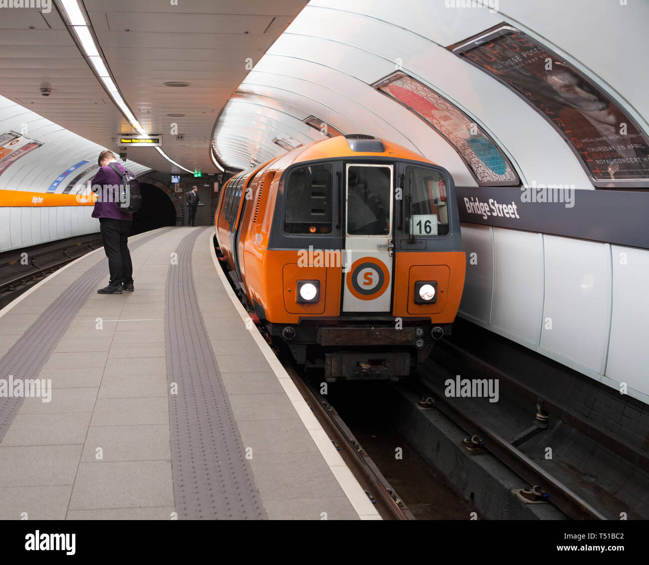 SPT metropolitana treno arrivando in Bridge Street Subway Station, Glasgow metropolitana / metropolitana Foto Stock