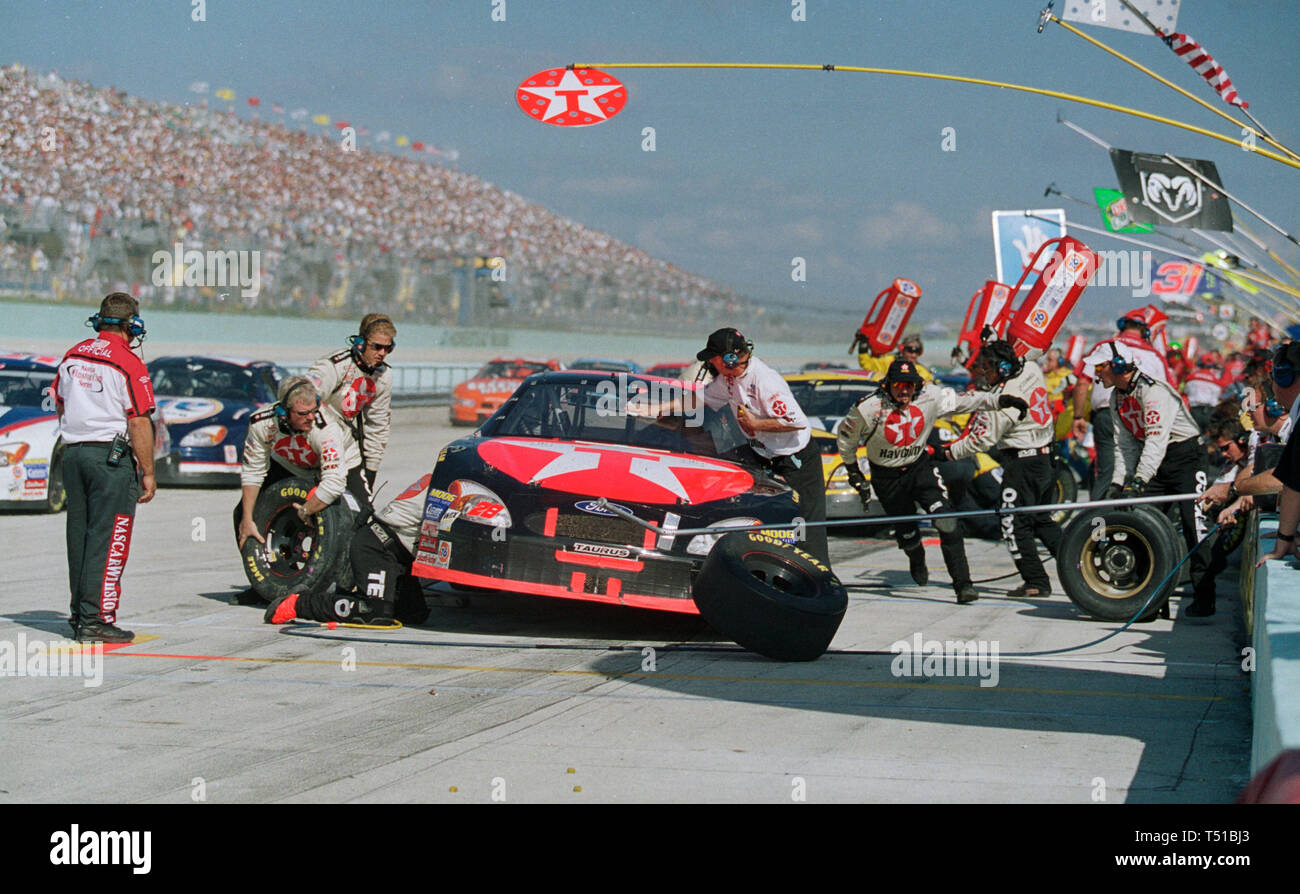 Ward Burton viene colpito sulla strada di pit e carena in Ricky Rudd's auto e diversi membri di Rudd's Pit Crew. Una delle vittime ha dovuto essere trasferito in aereo a un'area ospedale con ferite alla testa, durante la corsa di NASCAR Pennzoil libertà 400, 11 novembre 2001, a Homestead-Miami Speedway in Florida. Dopo questa gara è diventato obbligatorio per gli equipaggi di buca di indossare un casco. Foto Stock